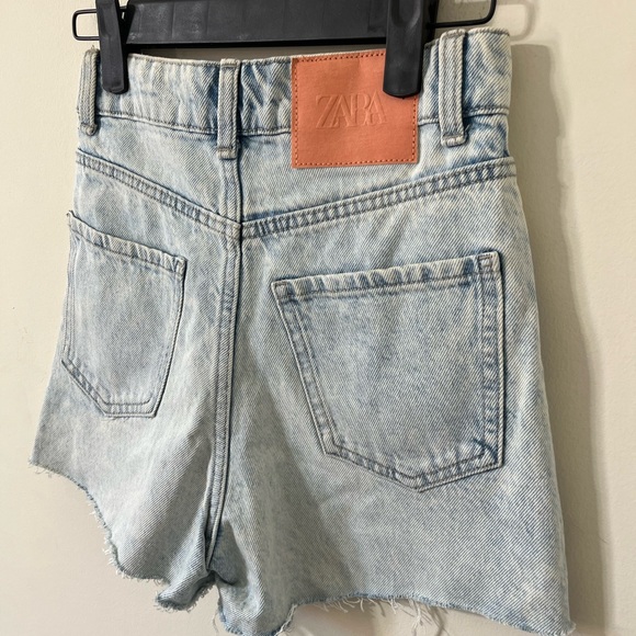 ZARA Acid Light Wash Super High Rise Distressed Hem Denim Shorts Size 0 - Picture 8 of 11